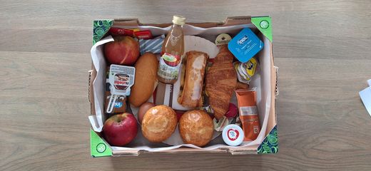 Ontbijtmand met appels en appelsapjes van LemBiFruit
