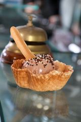 Foto van een chocolade bol in onze eetbare potten met eetbare lepel