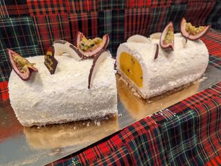 Foto van de 'Tropical' ijsbuche/ijsstronk Mango Sorbet van binnen en kokos ijs van buiten