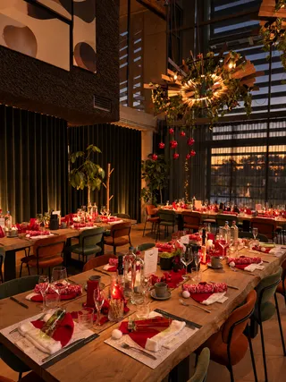 Sfeervol restaurant in warm avondlicht