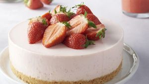 Plattekaastaart met aardbeien