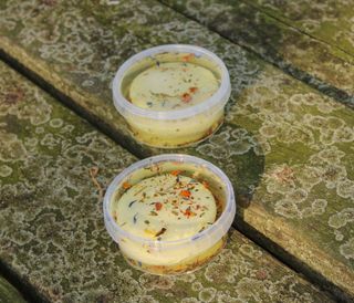 Geitje in de bloemenweelde