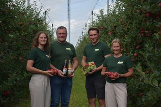 Kris en Ingrid met hun kinderen Nick en Anke in hun boomgaard