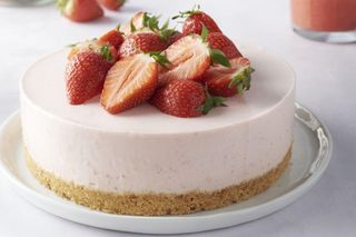 Plattekaastaart met aardbeien